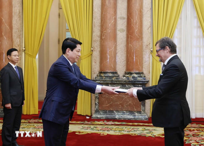 Chủ tịch nước Lương Cường tiếp nhận Quốc thư từ Đại sứ Cộng hòa Phần Lan tại Việt Nam Pekka Voutilainen. (Ảnh: Lâm Khánh/TTXVN).