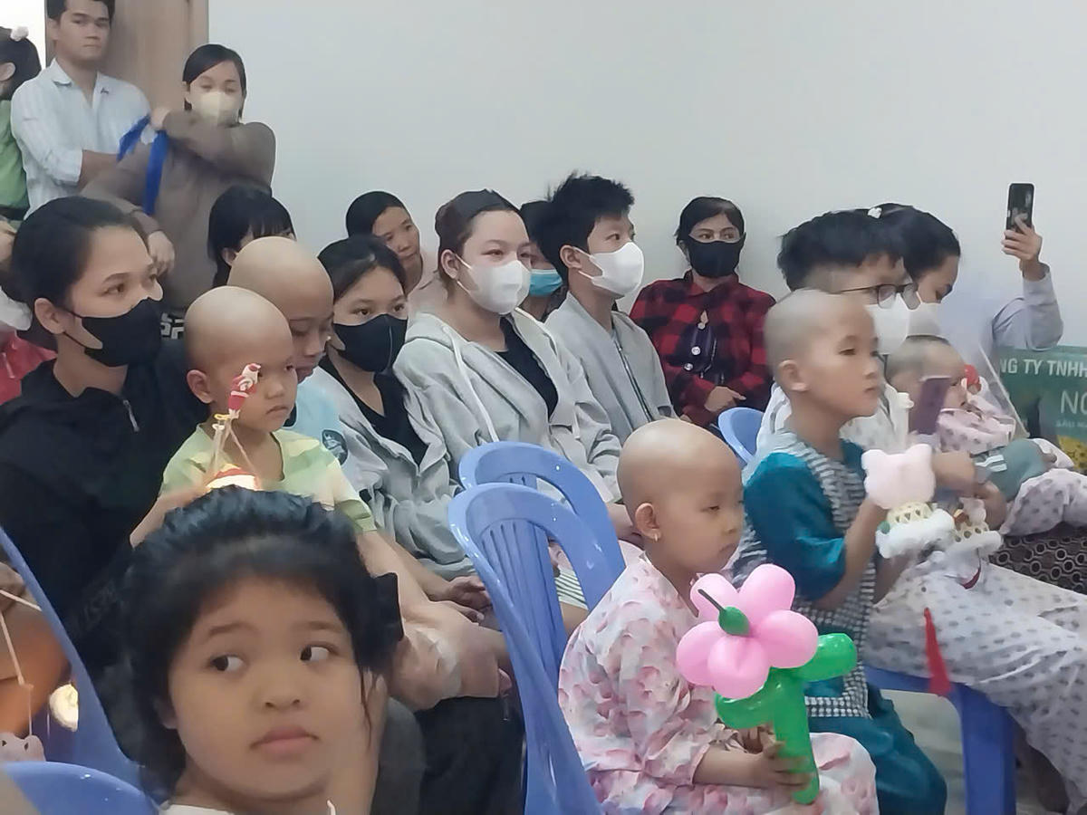 Nhiều bệnh nhi có mặt từ rất sớm để tham gia "Đêm hội Trăng rằm". Ảnh: S.X