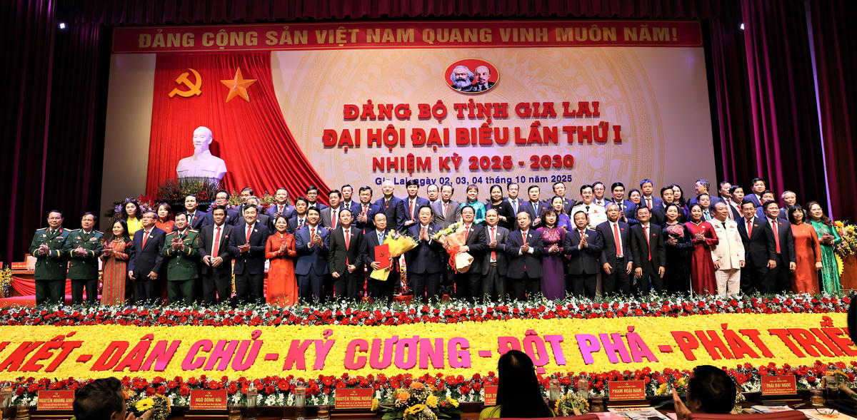 Ông Nguyễn Trọng Nghĩa, Trưởng Ban Tuyên giáo và Dân vận
Trung ương tặng hoa chúc mừng Ban Chấp hành Đảng bộ tỉnh Gia Lai. Ảnh: Chí Đại.