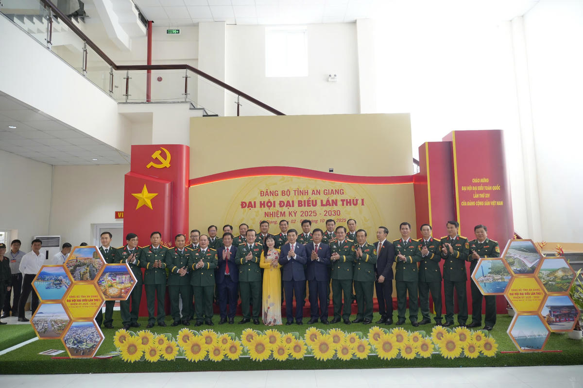 Đại tướng Phan Văn Giang chụp ảnh cùng các đại biểu tại Đại hội đại biểu Đảng bộ tỉnh An Giang lần thứ I, nhiệm kỳ 2025-2030. (ảnh: BTC)