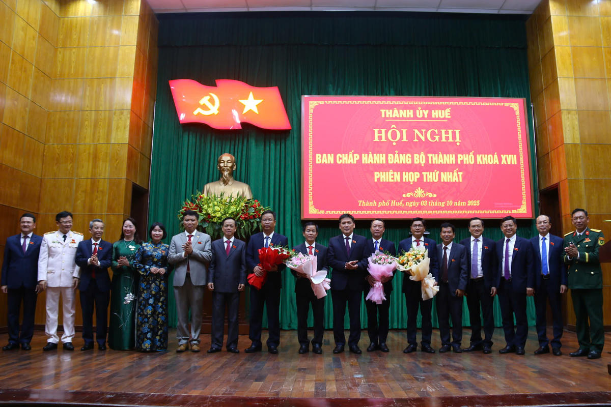 Ban Thường vụ Thành ủy Huế khóa XVII, nhiệm kỳ 2025-2030 ra mắt tại Phiên họp thứ nhất, Hội nghị Ban Chấp hành Đảng bộ thành phố. Ảnh: N.L.