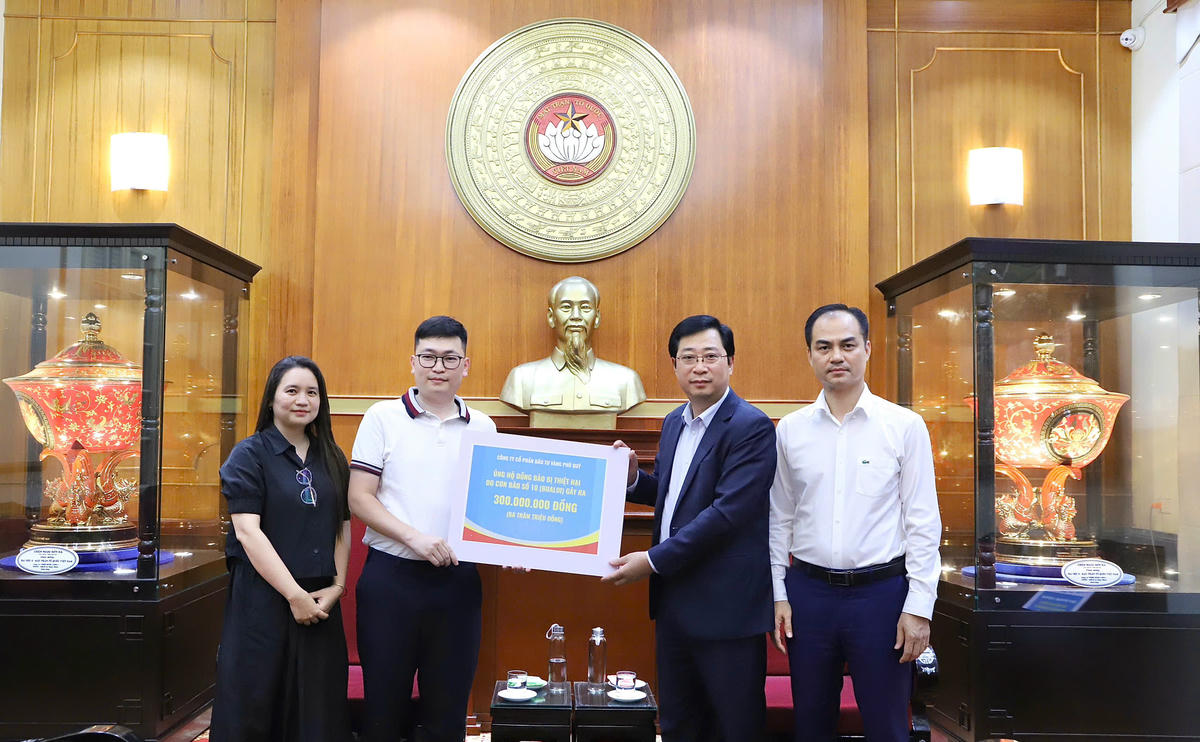 Ông Cao Xuân Thạo tiếp nhận ủng hộ từ Công ty Cổ phần đầu tư vàng Phú Quý. Ảnh: MTTQ. 