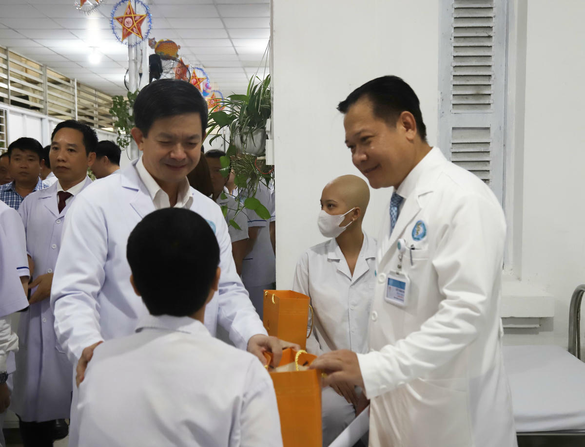 Bí thư Thành ủy Cần Thơ Lê Quang Tùng cùng Giám đốc Bệnh viện Ung bướu Cần Thơ Võ Văn Kha thăm hỏi động viên các trẻ em bị bệnh ung thư. Ảnh Trung Kiên.