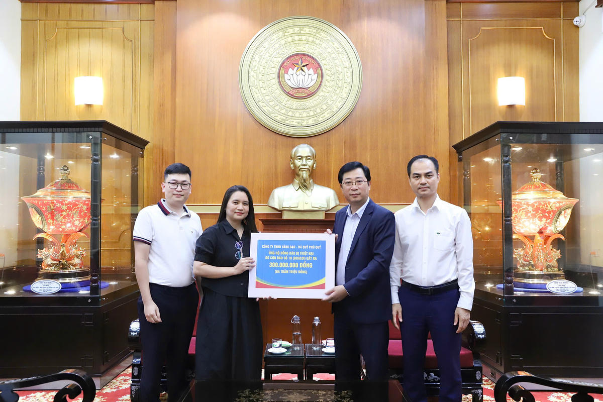 Ông Cao Xuân Thạo tiếp nhận ủng hộ từ Công ty TNHH Vàng bạc – Đá quý Phú Quý. Ảnh: MTTQ. 