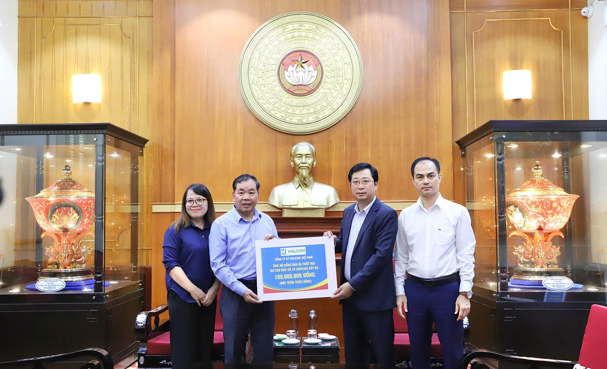 Ông Cao Xuân Thạo tiếp nhận ủng hộ từ Công ty Cổ phần Halcom Việt Nam. Ảnh: MTTQ. 