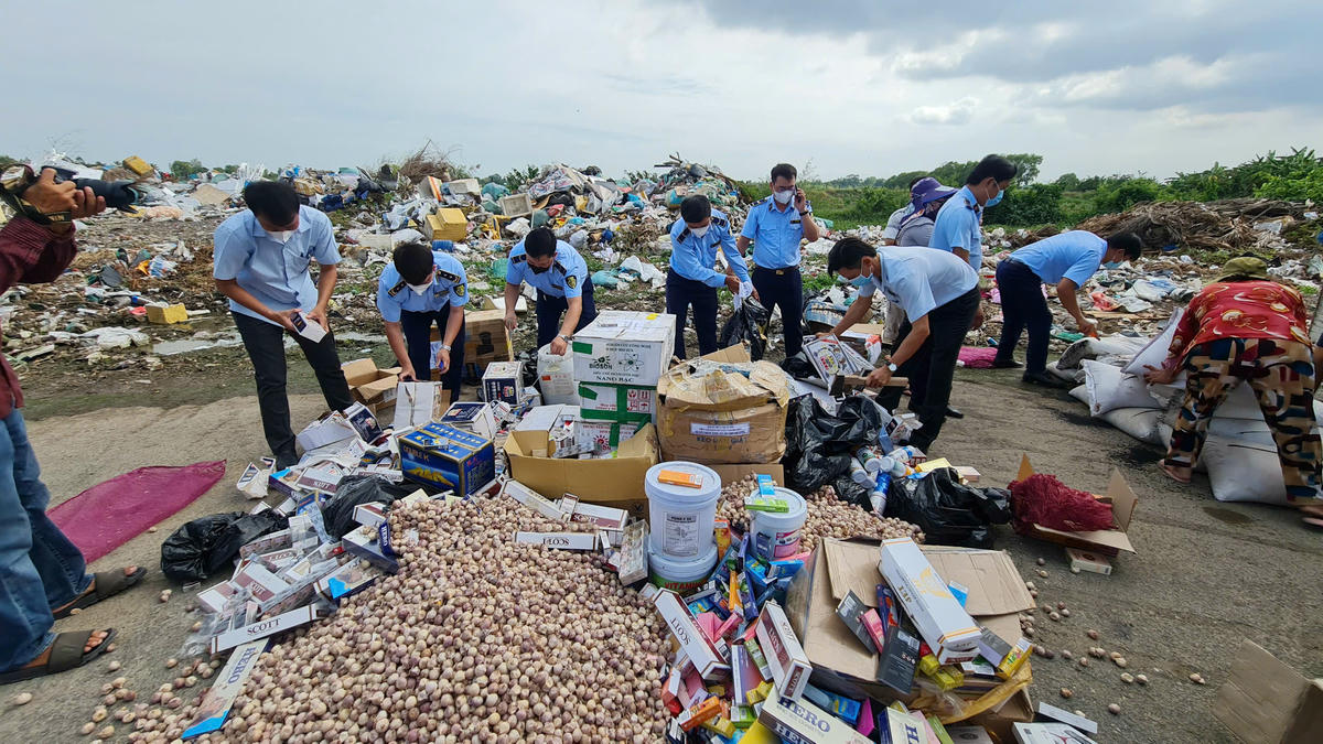 Chống buôn lậu, hàng giả: Không có vùng cấm, không có ngoại
lệ. Ảnh: Nguyên Du