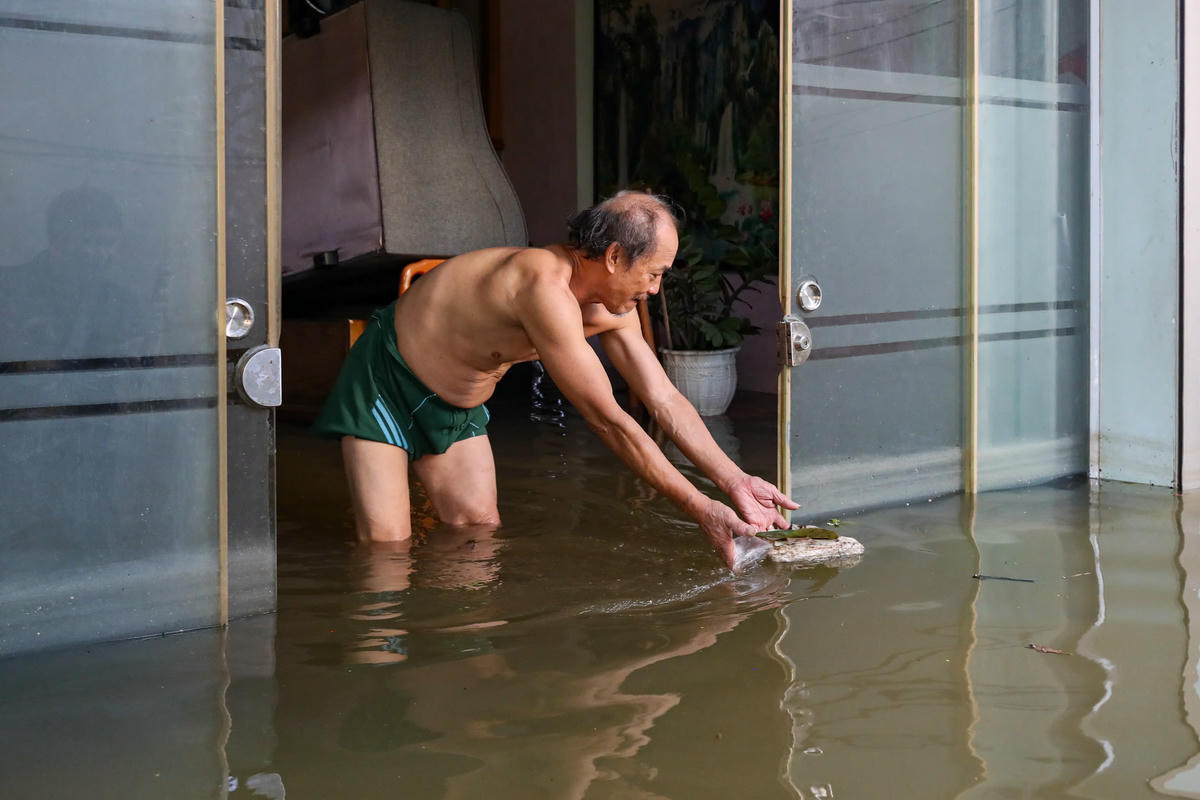 Chia sẻ với PV, ông Cao Văn Hơn cho biết: “Ngày 29/9, khi nước bắt đầu dâng, tôi cùng bà con kê đồ đạc, tủ lạnh nâng được hơn 60cm. Nhưng đến 30/9, nước tiếp tục lên, con cái đi làm chưa về, trong nhà chỉ có hai vợ chồng già nên không thể chuyển hết. Nhiều vật dụng, đồ điện và sofa bị ảnh hưởng, hư hỏng”.