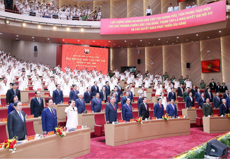 Tổng Bí thư Tô Lâm và các đại biểu thực hiện nghi lễ chào cờ. (Ảnh: Thống Nhất/TTXVN)