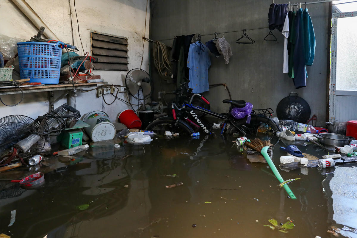 Phía bên trong căn nhà, nhiều vật dụng đã được kê cao nhưng vẫn bị dòng nước 'bủa vây'.