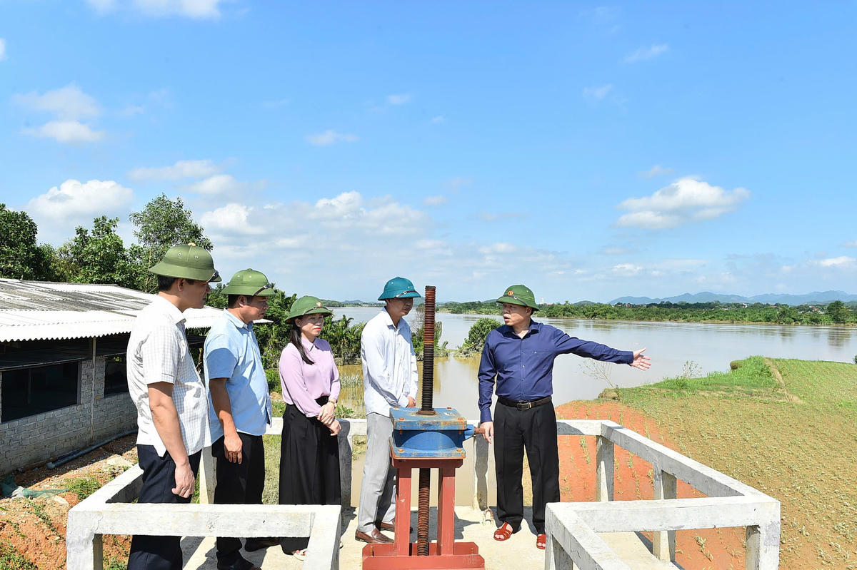 Phó Bí thư Tỉnh ủy, Chủ tịch Ủy ban MTTQ Việt Nam tỉnh Tuyên Quang Ma Thế Hồng kiểm tra công tác quản lý đê điều trên địa bàn. Ảnh: T.H.