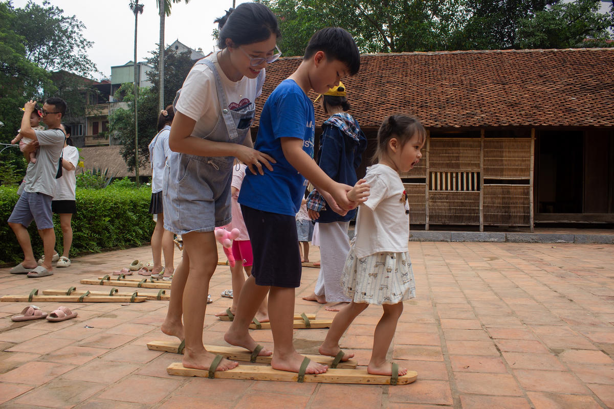 Những trò chơi dân gian hấp dẫn cả trẻ em và các bậc phụ huynh. Ảnh: BT.