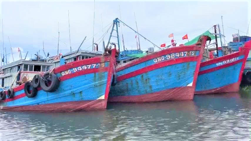 Một tàu cá Quảng Ngãi vi phạt bị xử phạt hành chính. Ảnh: CV.