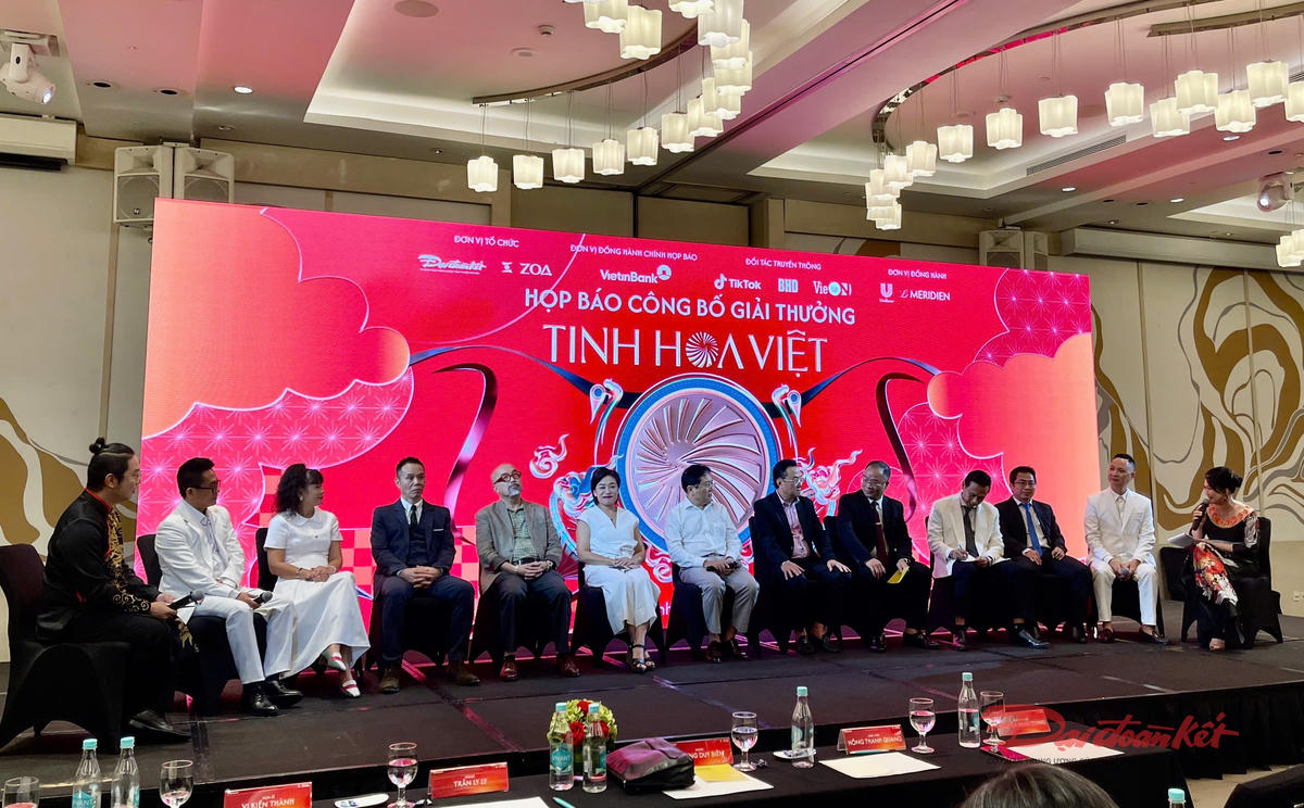 Quang cảnh giao lưu giữa các thành viên Hội đồng Ban Giám khảo Giải thưởng Tinh hoa Việt với đại biểu và đại diện cơ quan báo chí, truyền thông tại buổi họp báo. Ảnh: Đoàn Xá.