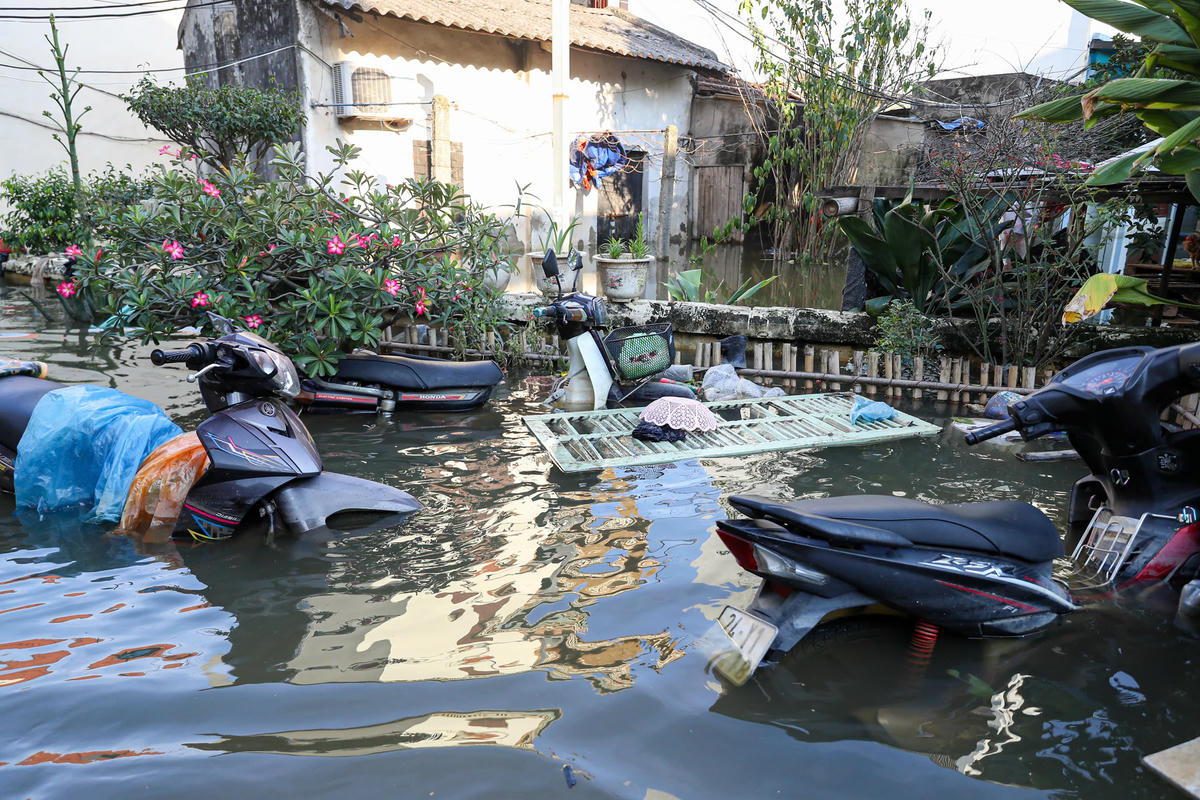 Các phương tiện di chuyển của người dân vẫn bị ngập sâu trong nước.