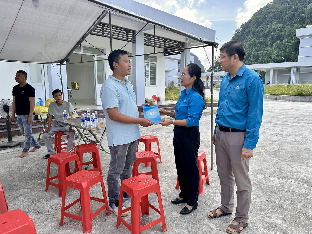 Đoàn công tác của LĐLĐ tỉnh Cao Bằng động viên gia đình nạn nhân bị tử vong do lũ cuốn tại công trường thi công tuyến cao tốc Đồng Đăng - Trà Lĩnh. Ảnh: LĐLĐ Cao Bằng.