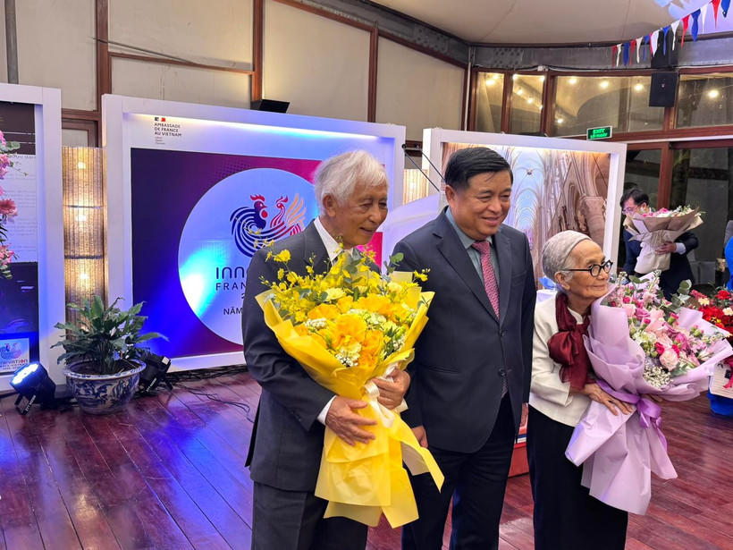 Phó Thủ tướng Chính phủ Nguyễn Chí Dũng dự Lễ trao Huân chương Bắc đẩu Bội tinh bậc Sỹ quan cho Giáo sư Jean Trần Thanh Vân và Giáo sư Lê Kim Ngọc. (Ảnh: PV/Vietnam+)