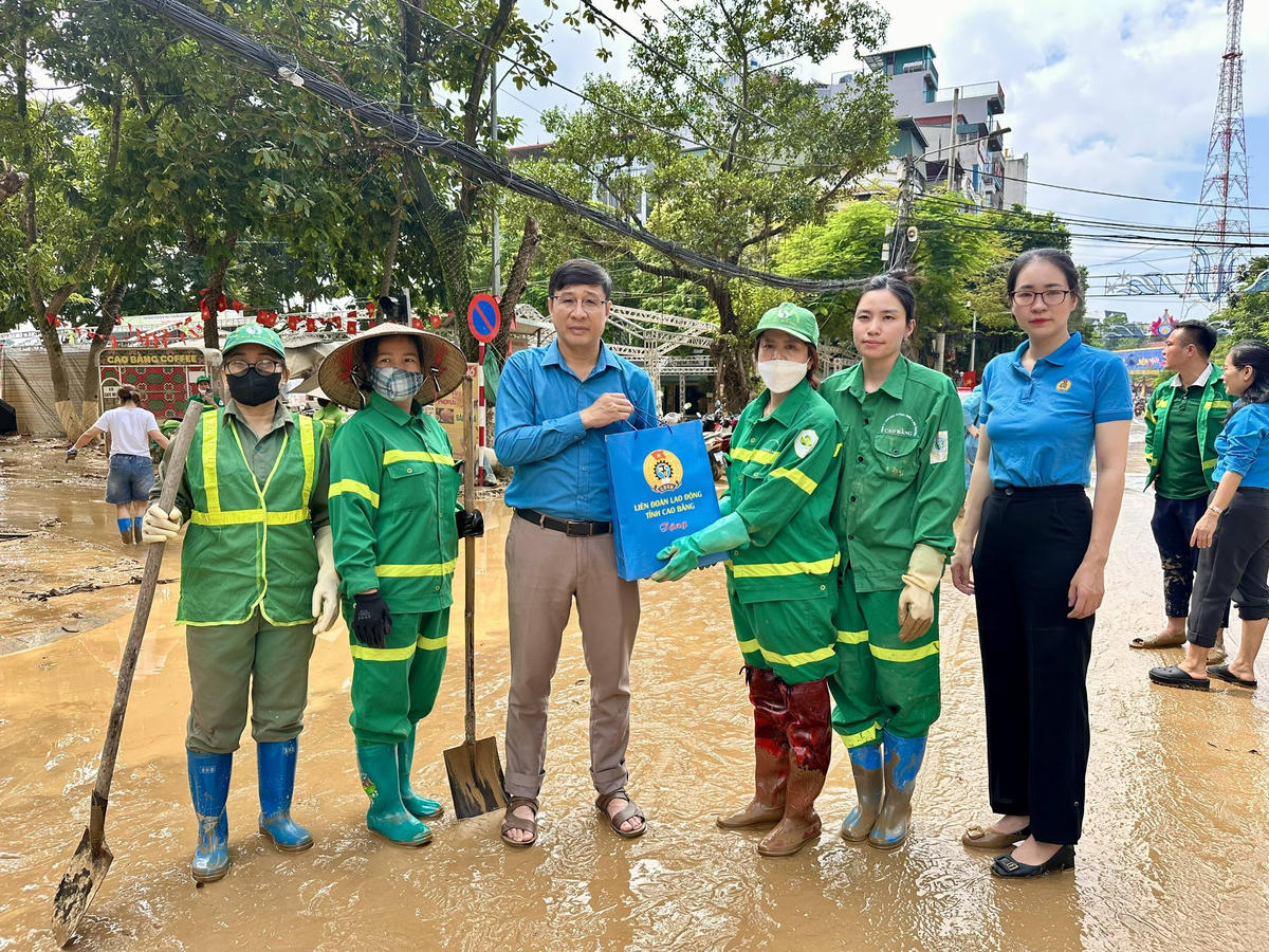 Liên đoàn Lao động tỉnh Cao Bằng hỗ trợ đoàn viên, người lao động bị thiệt hại bởi mưa bão