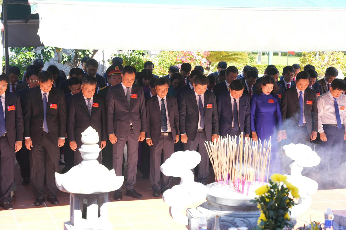 Các đại biểu tham dự Đại hội đến viếng, dâng hương tại Đền
thờ Bác Hồ và các Anh hùng liệt sĩ (phường Đồng Hới, tỉnh Quảng Trị). Ảnh: BTC.