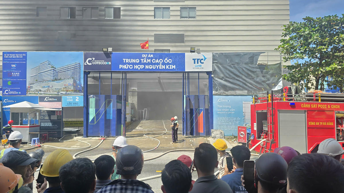 Đà Nẵng: Cháy lớn tại một trung tâm cao ốc phức hợp