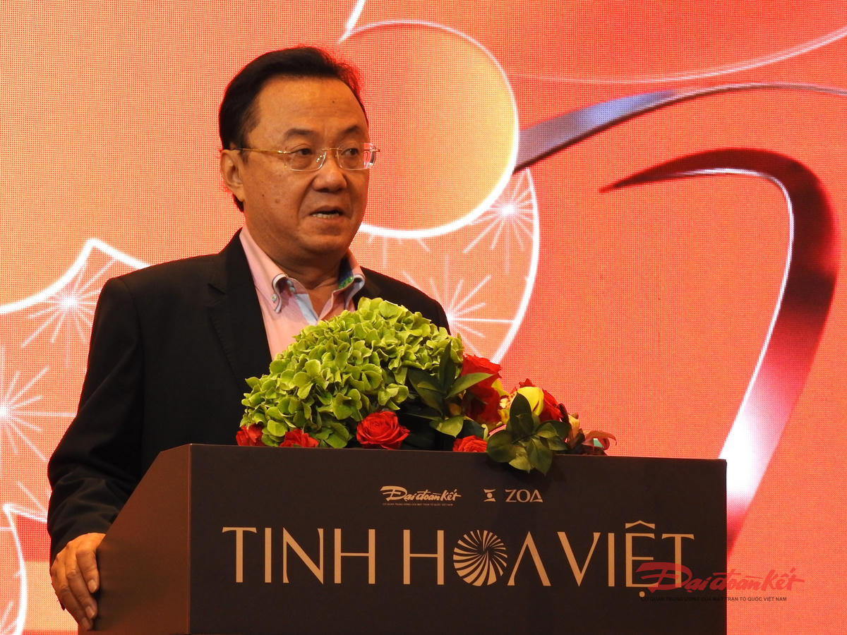 Nhà thơ Hồng Thanh Quang – nguyên Tổng Biên tập Báo Đại đoàn kết – Phó Chủ tịch Hội đồng giám khảo Giải thưởng Tinh hoa Việt thông tin về Giải thưởng. Ảnh: Đoàn Xá.