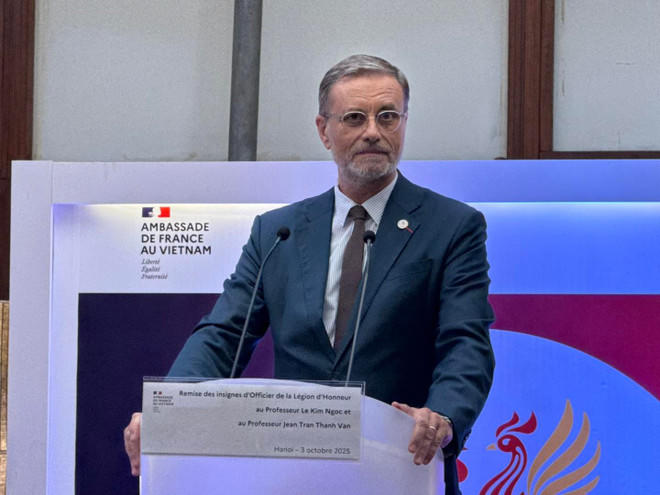 Đại sứ Pháp Olivier Brochet phát biểu tại buổi lễ. (Ảnh: PV/Vietnam+)