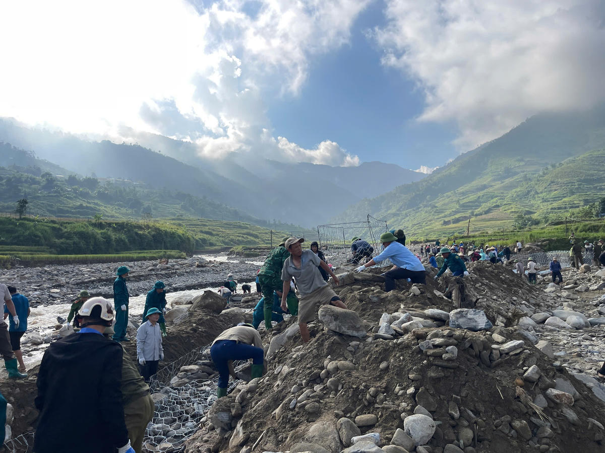 Lào Cai: Khẩn cấp huy động tổng lực làm kè bảo vệ làng