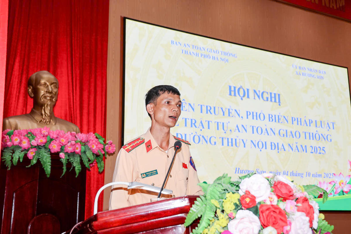 Đại úy Bùi Xuân Trường, Đội Cảnh sát đường thủy số 2 phổ biến các kỹ năng cho các lái đò tại buổi tập huấn.