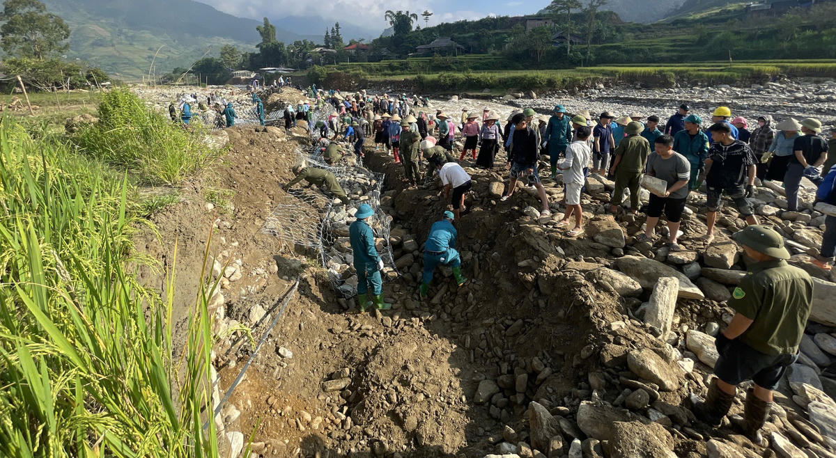 Hơn 300 người đã được huy động để làm kè giữ làng. Ảnh: Trọng Nghĩa.