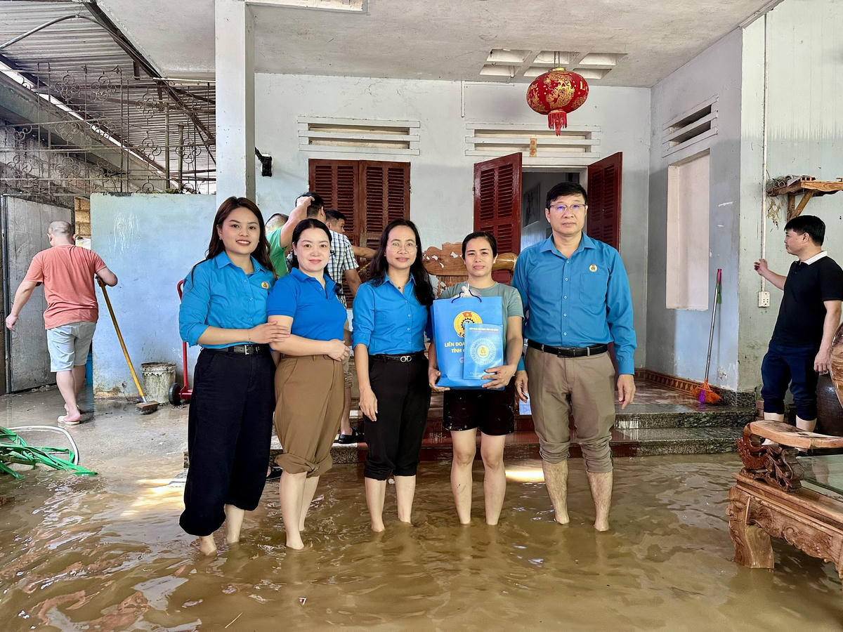 Đoàn công tác tặng quà hỗ trợ đoàn viên Công đoàn cơ sở Ban Quản lý dự án Đầu tư và Xây dựng tỉnh Cao Bằng. Ảnh: LĐLĐ Cao Bằng.