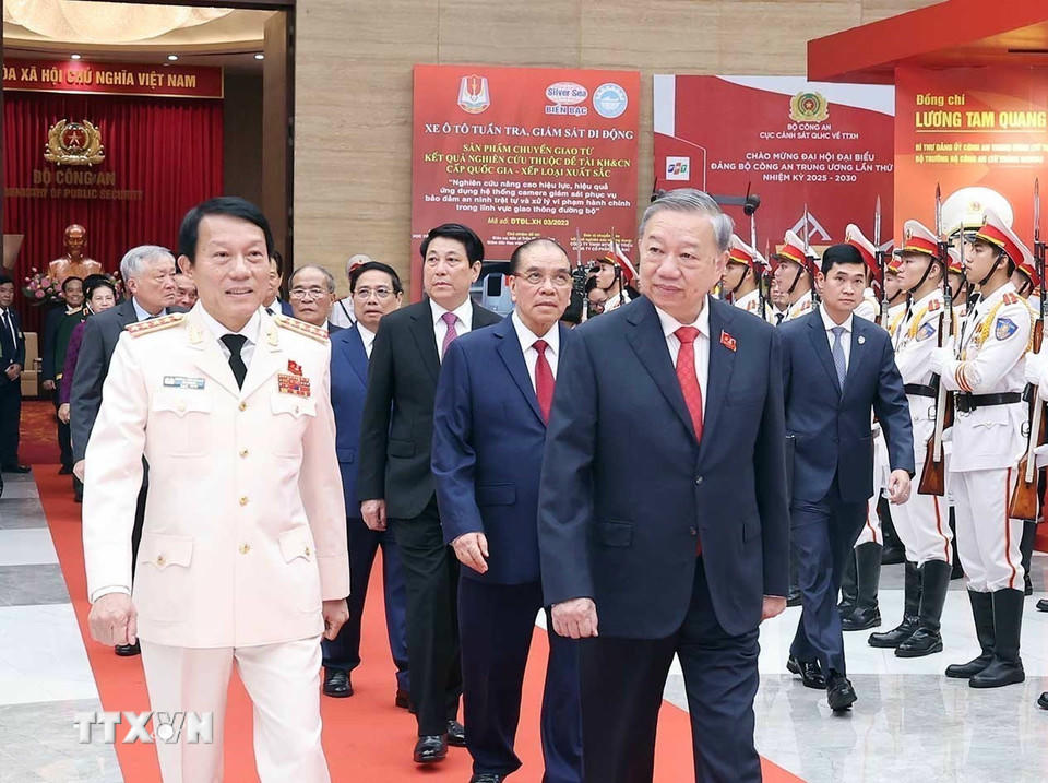 Tổng Bí thư Tô Lâm, các đồng chí lãnh đạo, nguyên lãnh đạo Đảng, Nhà nước dự Đại hội đại biểu Đảng bộ Công an Trung ương lần thứ VIII, nhiệm kỳ 2025-2030. (Ảnh: Thống Nhất/TTXVN)