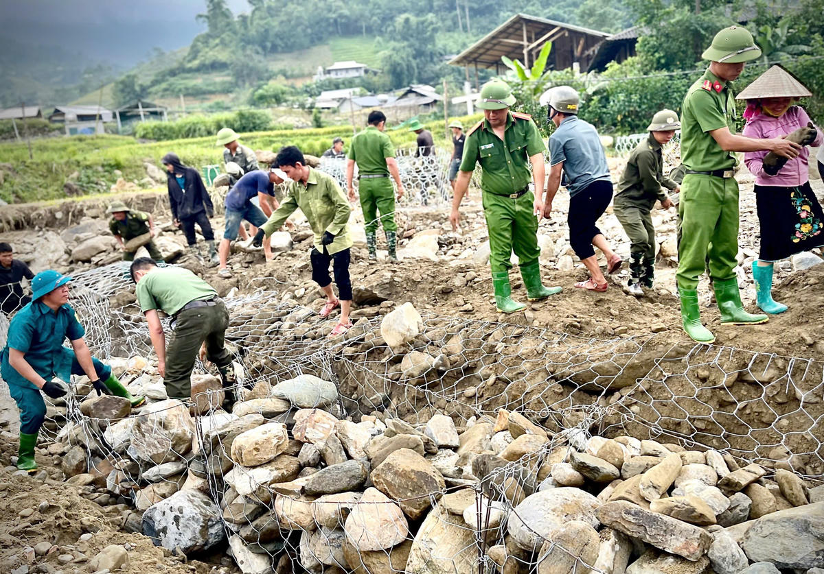 Lào Cai: Khẩn cấp huy động tổng lực làm kè bảo vệ làng