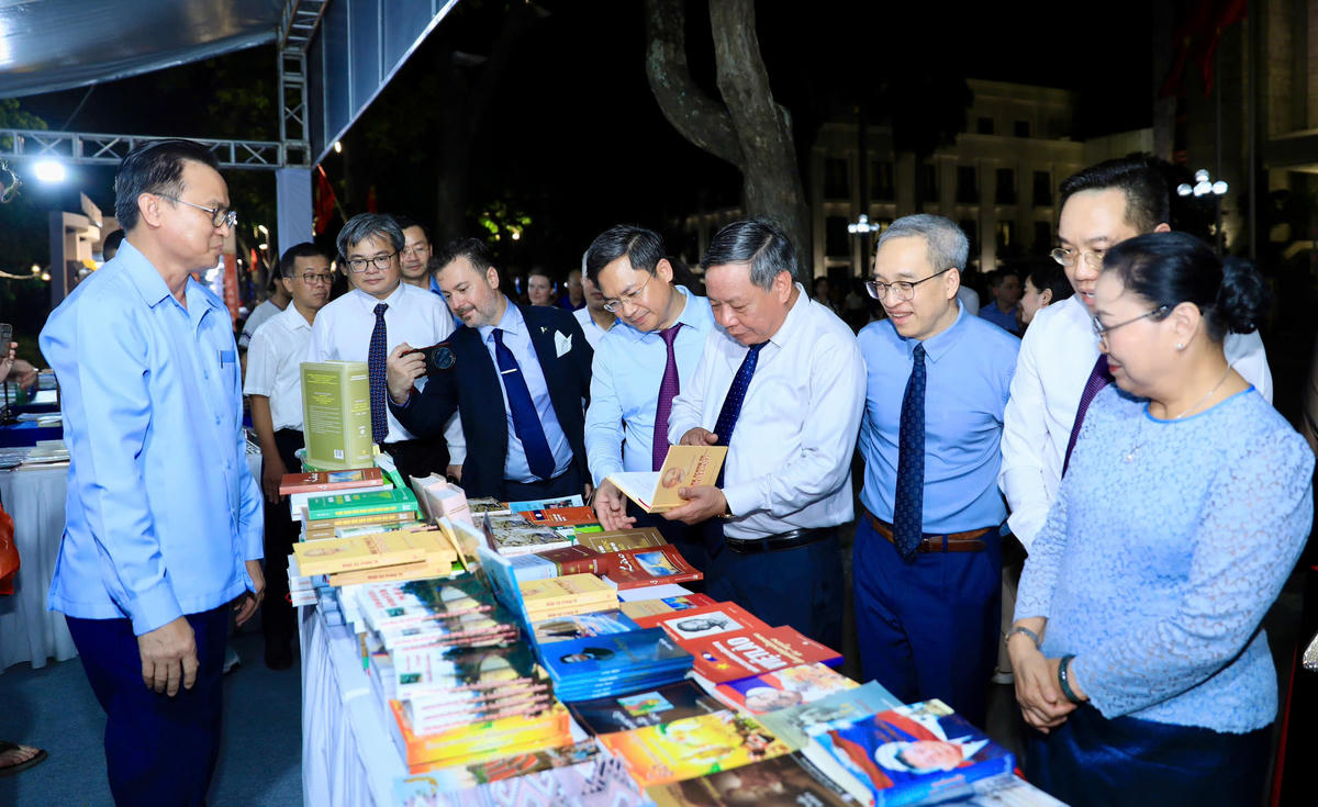 Các đại biểu thăm quan Hội Sách