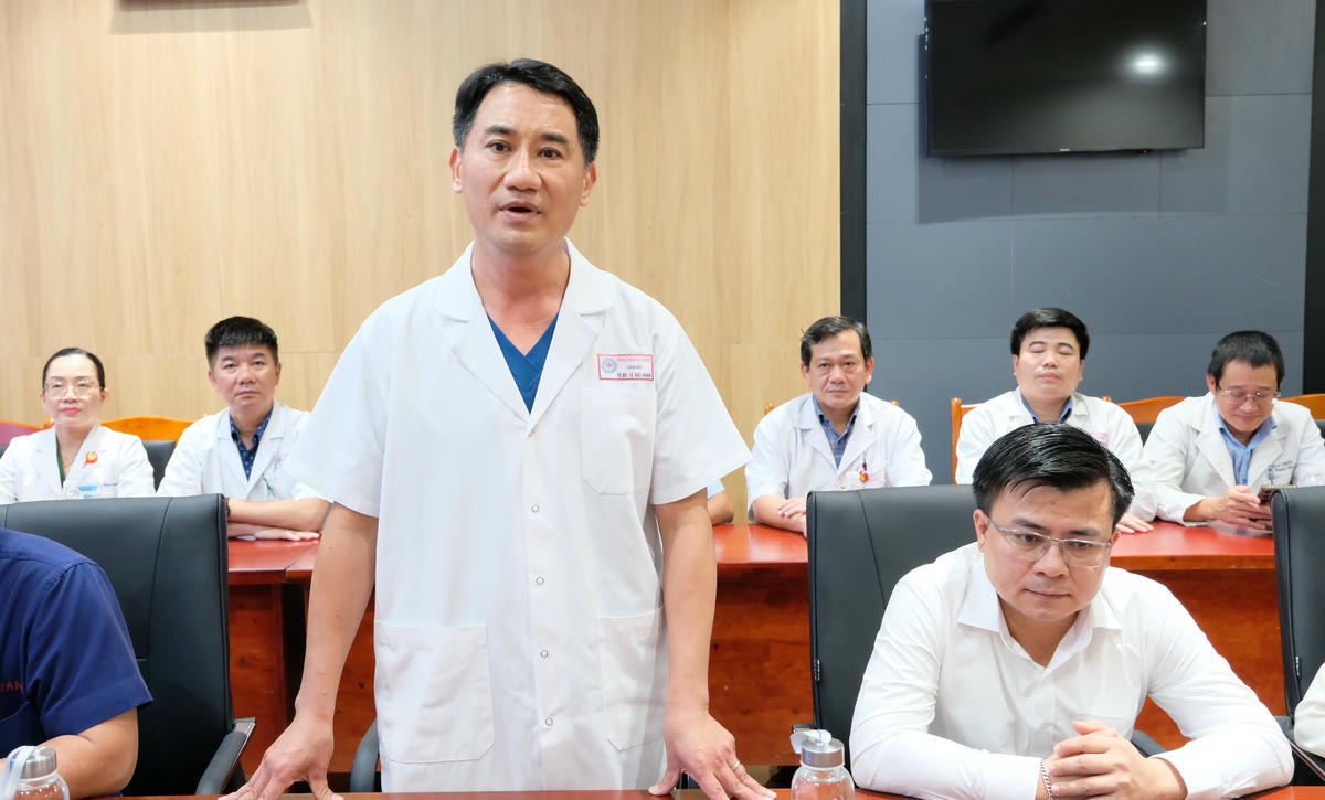 Tiến sĩ - Bác sĩ Lê Đức Nhân, Giám đốc Bệnh viện Đà Nẵng báo cáo quá trình thực hiện ca ghép gan. Ảnh: Nguyễn Tú.