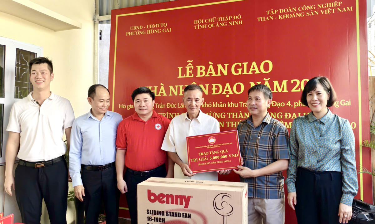 Hội Chữ thập đỏ tỉnh, Ủy ban MTTQ và các tổ chức đoàn thể phường Hồng Gai tặng quà chúc mừng ông Lâm vào nhà mới. Ảnh: Ngọc Anh