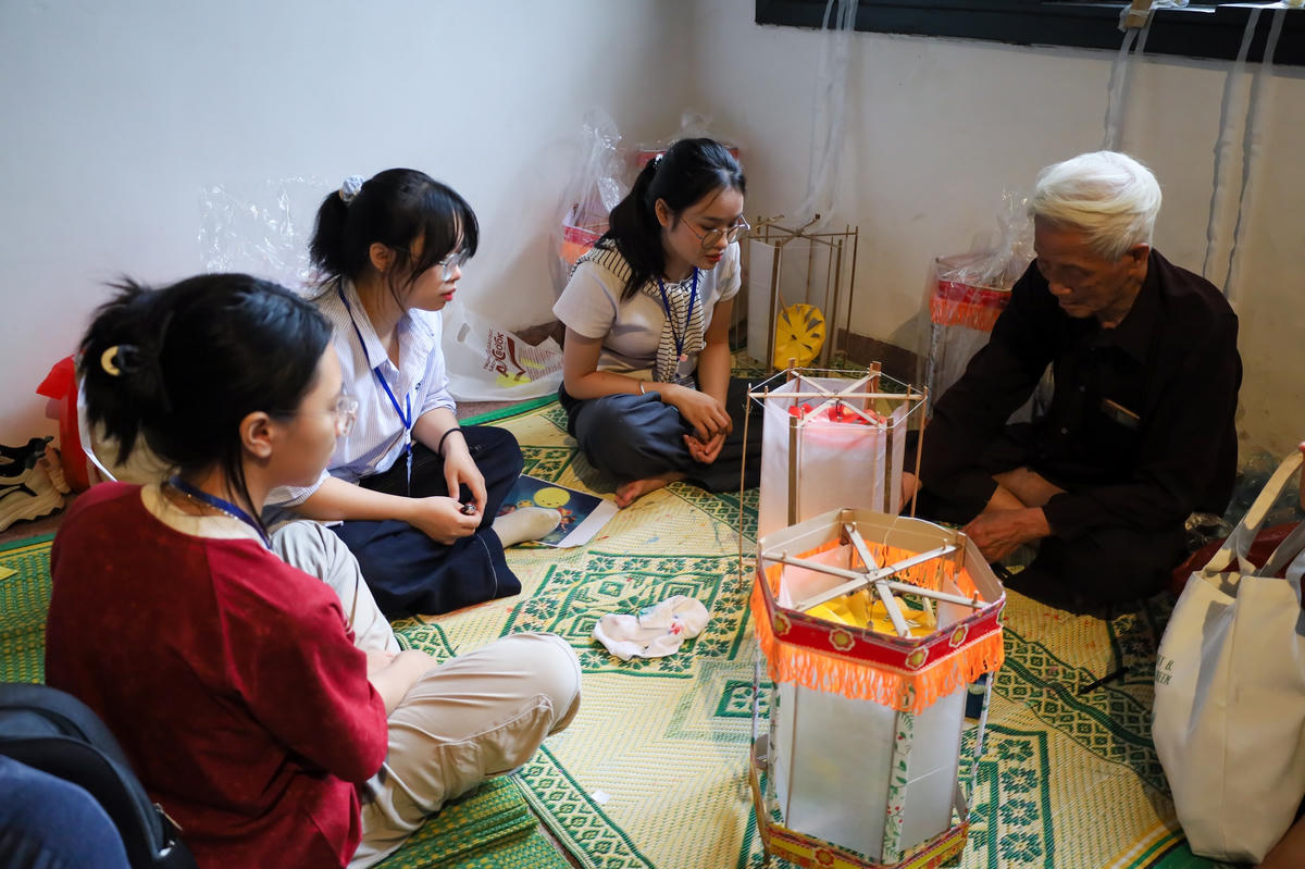 Các bạn trẻ được gặp và lắng nghe các nghệ nhân kể về quá trình gìn giữ nghề. Ảnh" BT.