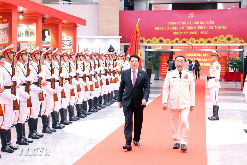 Chủ tịch nước Lương Cường đến dự Đại hội đại biểu Đảng bộ Công an Trung ương lần thứ VIII, nhiệm kỳ 2025-2030. (Ảnh: Phạm Kiên/TTXVN)