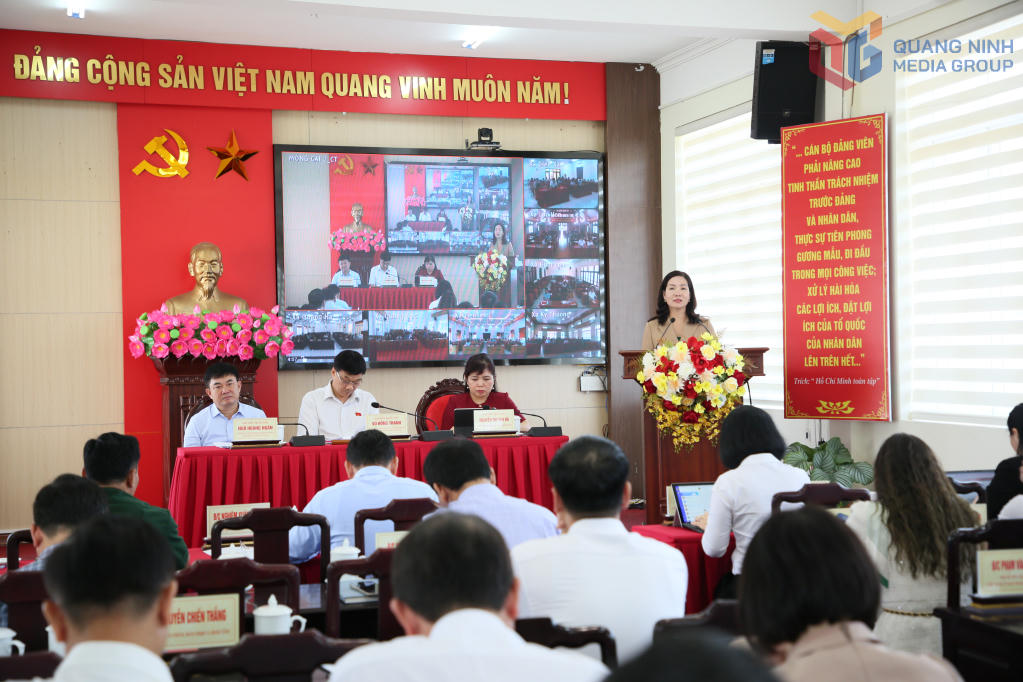 Bà Nguyễn Thị Hạnh, Phó Chủ tịch UBND tỉnh trực tiếp trao đổi, giải đáp một số vấn đề trong phạm vi thẩm quyền của tỉnh. Ảnh: QMG.