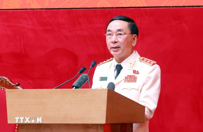 Thượng tướng Trần Quốc Tỏ, Ủy viên Trung ương Đảng, Phó Bí thư Đảng ủy Công an Trung ương, Thứ trưởng Bộ Công an trình bày Báo cáo kết quả Phiên họp trù bị và tuyên bố lý do, giới thiệu đại biểu. (Ảnh: Phạm Kiên/TTXVN).