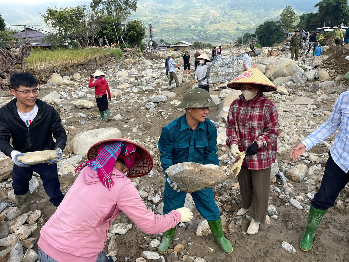 Lào Cai: Khẩn cấp huy động tổng lực làm kè bảo vệ làng
