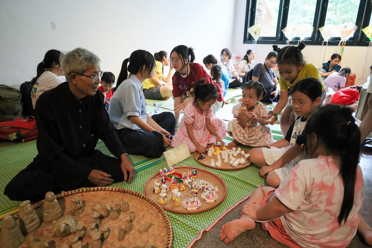 “Chương trình ‘Tết Trung thu 2025 - Vui cùng trẻ thơ’ đã thu hút đông đảo gia đình đưa con em đến trải nghiệm. Ảnh: BT.