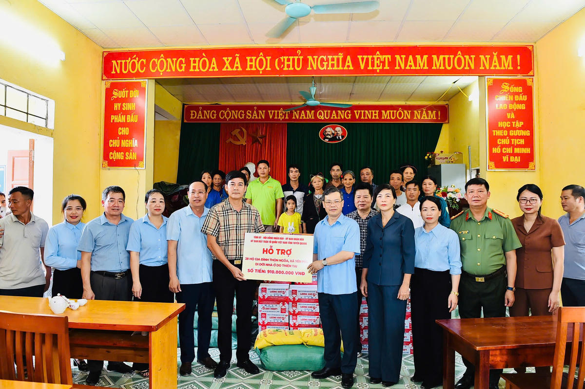 Đoàn công tác trao hỗ trợ cho các hộ dân bị ảnh hưởng bởi mưa lũ tại xã Yên Phú. Ảnh: T.H.