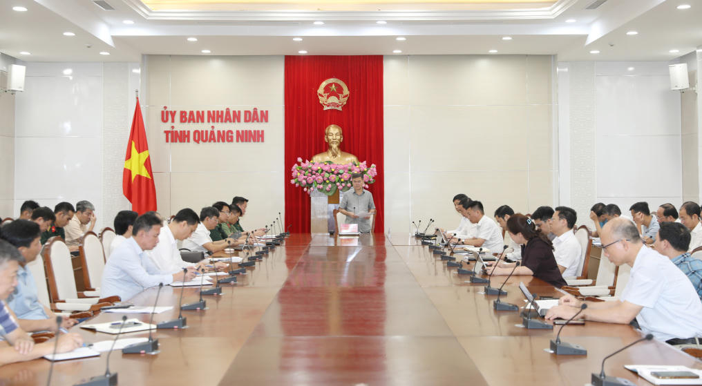 Ông Bùi Văn Khắng, Chủ tịch UBND tỉnh, Trưởng ban Chỉ đạo Phòng thủ dân sự tỉnh Quảng Ninh chủ trì cuộc họp. Ảnh: Đỗ Phương.