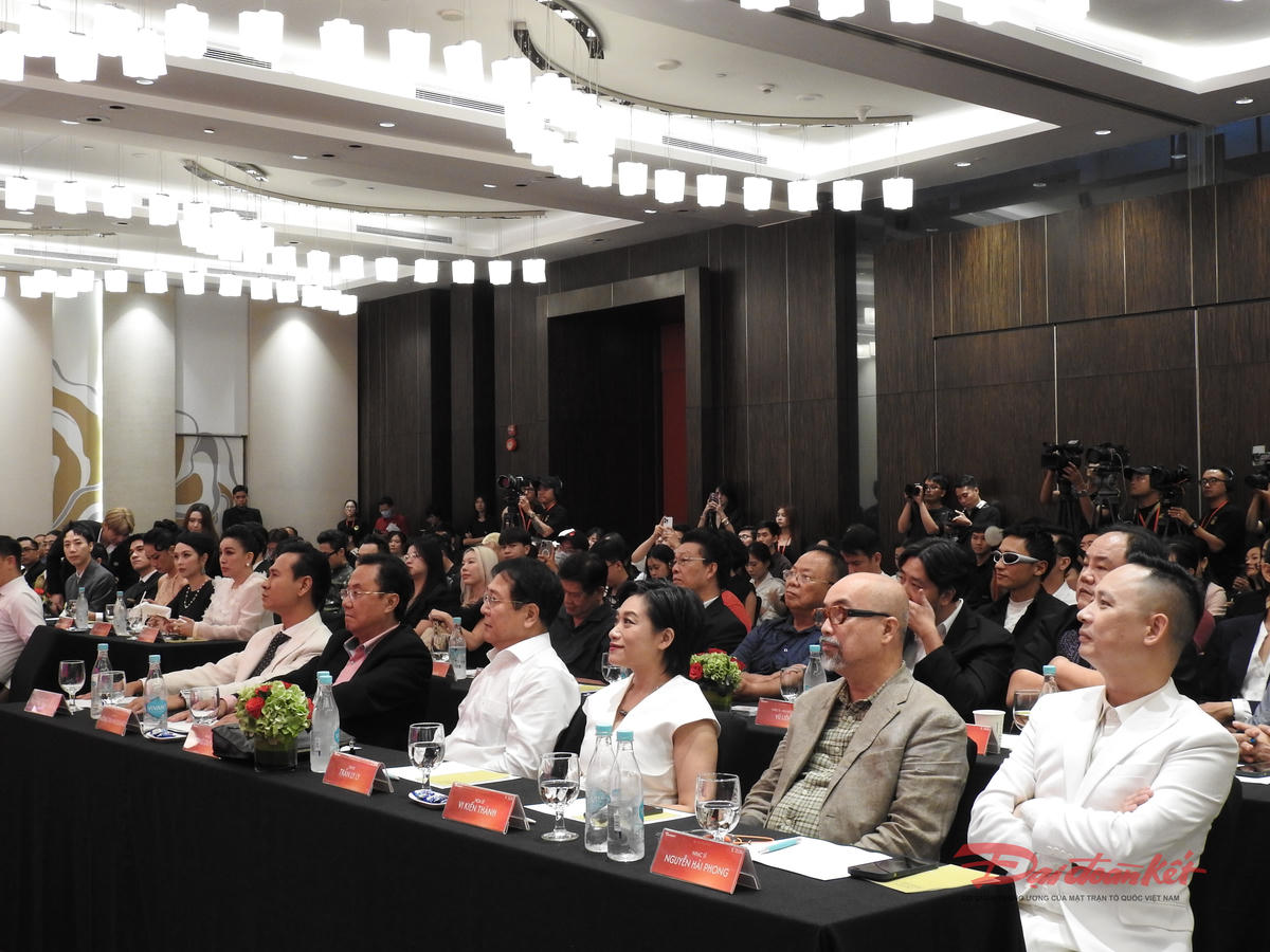 Quang cảnh buổi họp báo công bố Giải thưởng Tinh hoa Việt. Ảnh: Đoàn Xá.