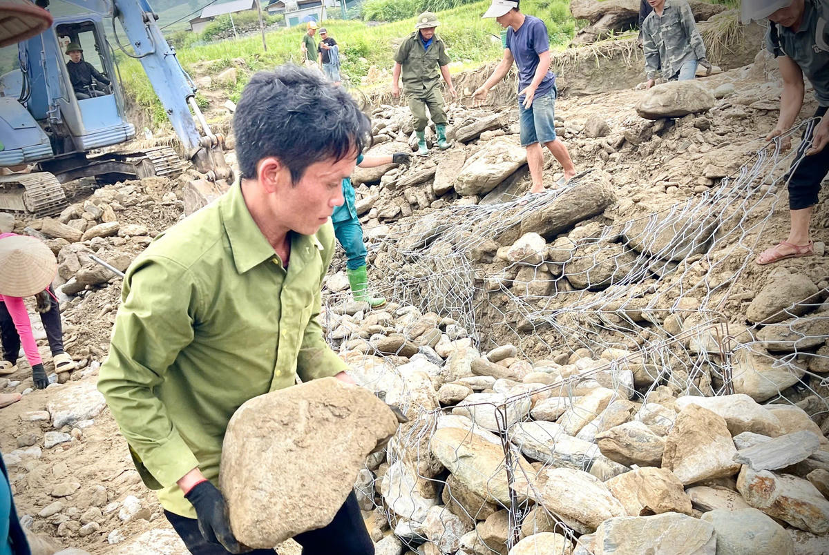 Lào Cai: Khẩn cấp huy động tổng lực làm kè bảo vệ làng