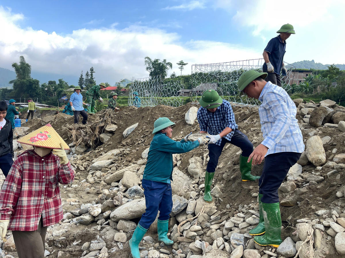 Lào Cai: Khẩn cấp huy động tổng lực làm kè bảo vệ làng