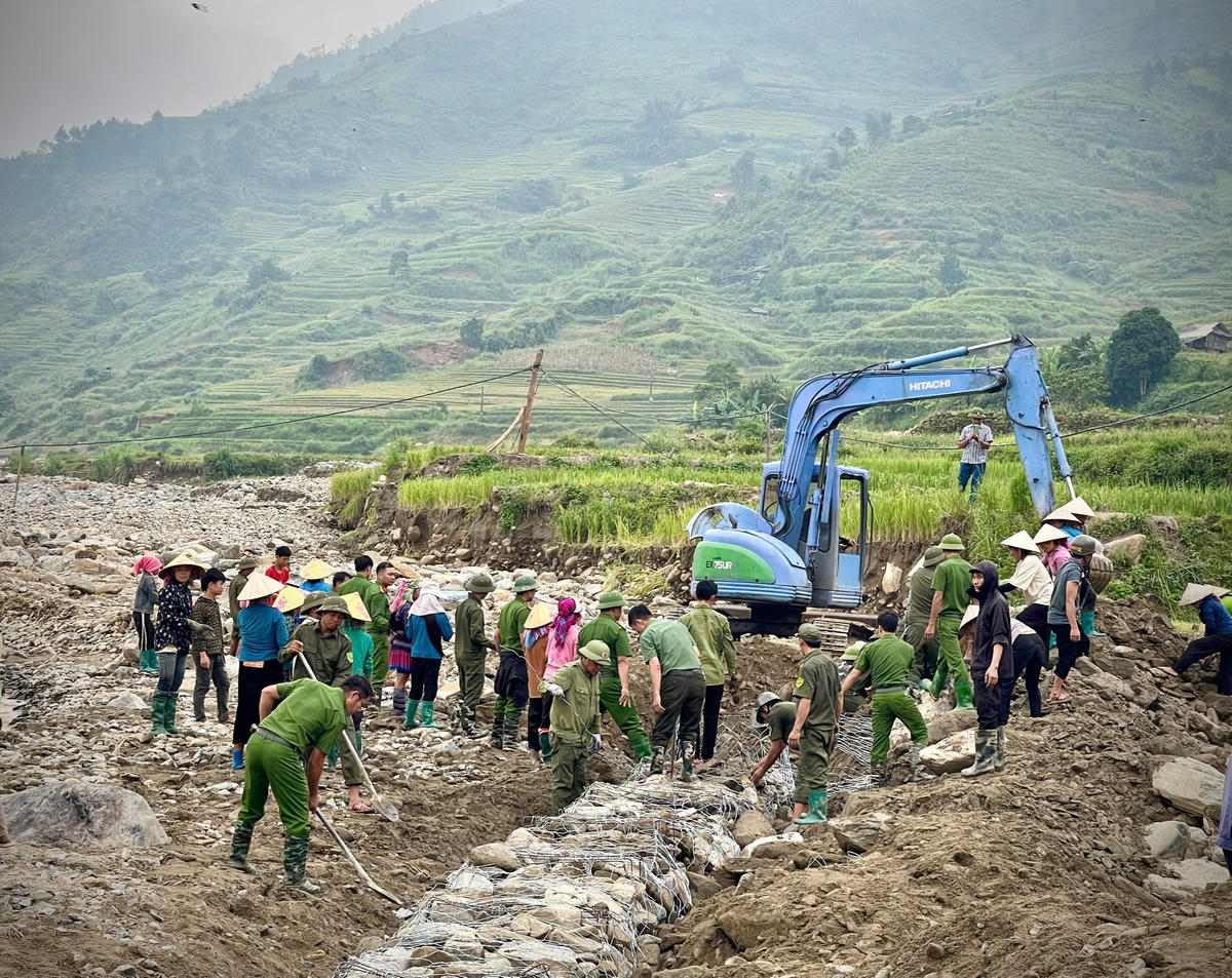 Lào Cai: Khẩn cấp huy động tổng lực làm kè bảo vệ làng
