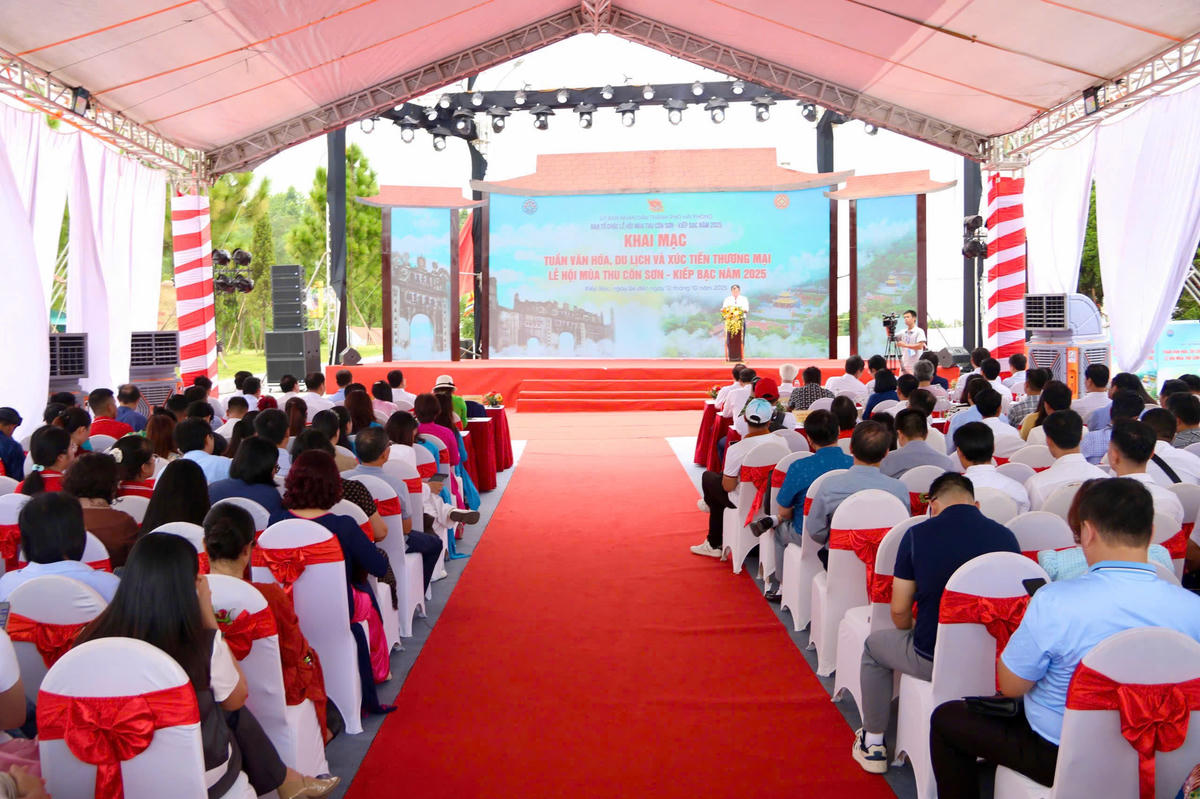 Quang cảnh lễ khai mạc Tuần Văn hóa, Du lịch và Xúc tiến Thương mại trong khuôn khổ Lễ hội mùa Thu Côn Sơn - Kiếp Bạc năm 2025. Ảnh: VD. 