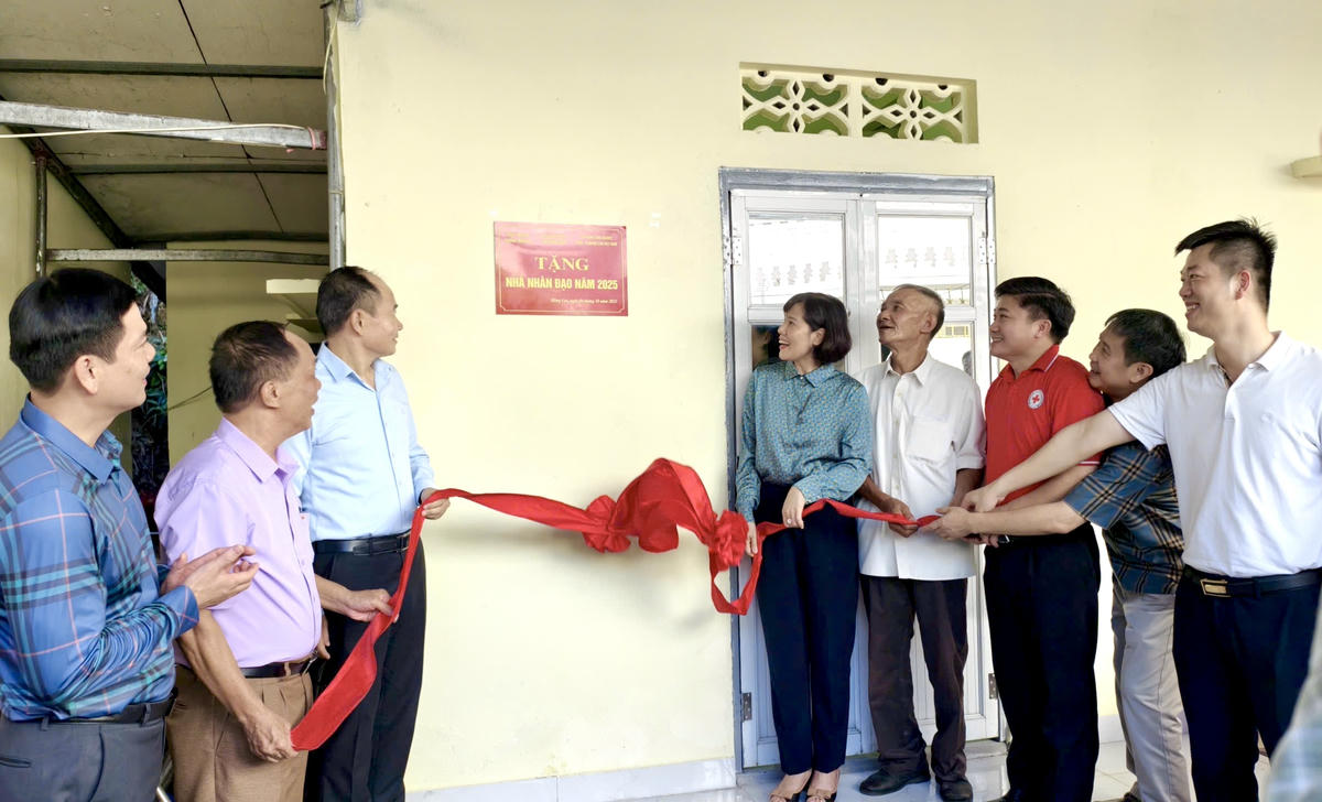 Các đại biểu kéo băng khánh thành nhà nhân đạo. Ảnh: Ngọc Anh