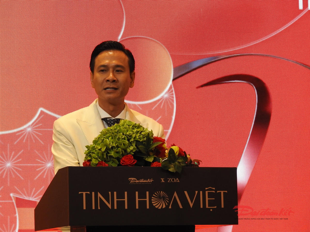 Ông Nguyễn Phan Giang, đại diện nhà sản xuất chương trình Giải thưởng Tinh hoa Việt phát biểu tại buổi họp báo. Ảnh: Đoàn Xá.