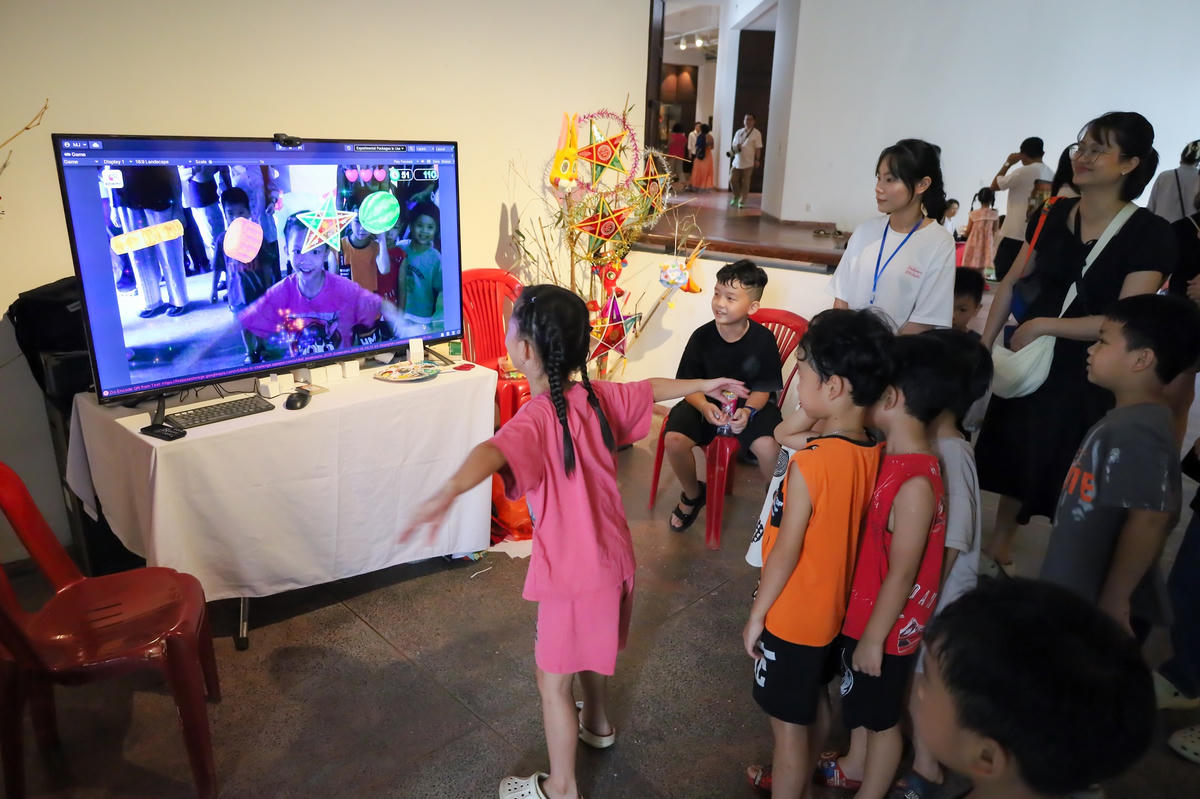 Trải nghiệm đón quà Trung thu qua công nghệ. Ảnh: BT.